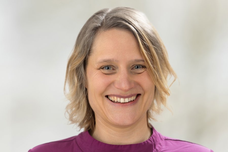 Eine Frau mit blonden Haaren lächelt