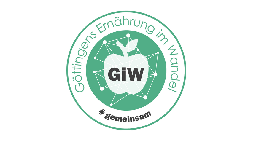 Logo GiW - ein kleiner grüner Kreis mit einem weißen Apfel in der Mitte, im Apfel steht GiW in schwarz, um diesen ist ein zweiter Kreis in dem in grüner Schrift Göttingens Ernährung im Wandel steht